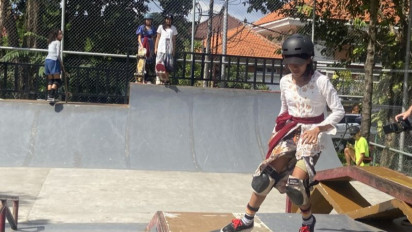 Sambut Hari Kartini, Perempuan di Bali Kenakan Kebaya Saat Bermain Skateboard