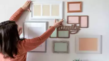 Ilustrasi persiapan memajang gambar atau foto keluarga di dinding rumah