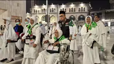 Ilustrasi jemaah perempuan saat ibadah haji atau umrah