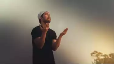 Ilustrasi membaca doa setelah shalat Tahajud