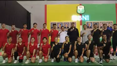 Menpora Dito Ariotedjo bersama skuad Indonesia di Pelatnas PBSI jelang Piala Sudirman 2025.