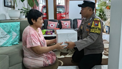 Hari Kartini, Polisi di Batu Berbagi Sembako untuk Disabilitas