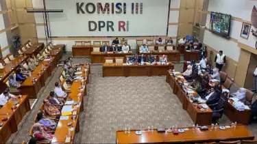 Komisi III DPR rapat dengan eks pemain sirkus OCI dan pemilik OCI di Gedung DPR, Jakarta Pusat, Senin (21/4/2025).