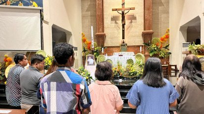 Di depan Altar Gereja Kotabaru, Umat Katolik di Yogyakarta Kirim Doa Bagi Mendiang Paus Fransiskus