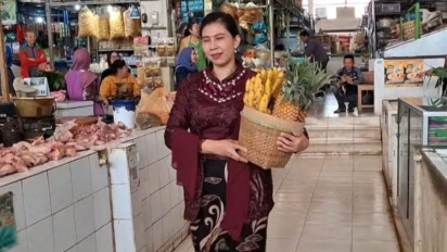Berkebaya di Hari Kartini, Para Pedagang Melangkah Anggun di Pasar Legi Parakan Temanggung