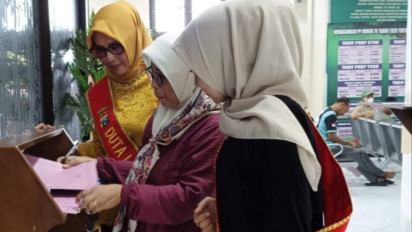 Hari Kartini, Polwan Sidoarjo Kenakan Kebaya di Pelayanan Samsat