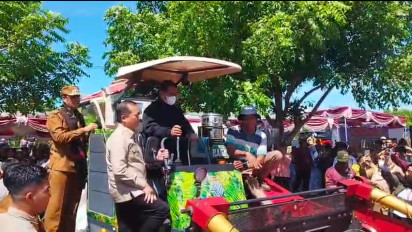 Panen Jagung di Sumbawa, Mentan Amran Target Produksi Jagung NTB Naik