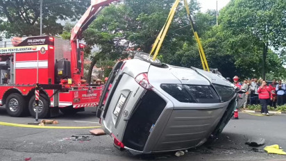 Mobil Minibus Terbalik Usai Tabrakan Beruntun, 3 Orang Luka-Luka