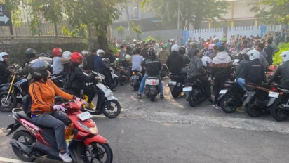 Ratusan Buruh Outsourcing Mogok Kerja karena Gaji Dipotong Sepihak