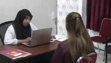 Viral seorang perempuan nekat membanting seorang bayi di sebuah kamar kos di Jalan Mataiwoi, Kecamatan Wua Wua, Kota Kendari, Sulawesi Tenggara.