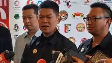 Ketua Umum KOI Raja Sapta Oktohari (tengah)