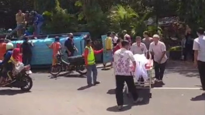 Ambulans Bawa Jenazah di Jember Terguling, Penumpang Luka