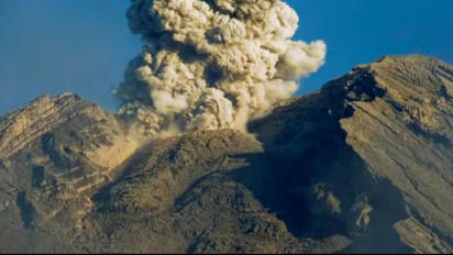 Gunung Semeru 2 Kali Erupsi, Semburkan Kolom Abu Setinggi 900 Meter