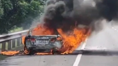 Mobil Mazda Terbakar di Tol Waru, Sidoarjo