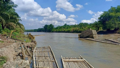 Cerita Tragis di Desa Penanding Akibat Jembatan Putus, Mulai dari Warga Hanyut Hingga Siswa Bertaruh Nyawa