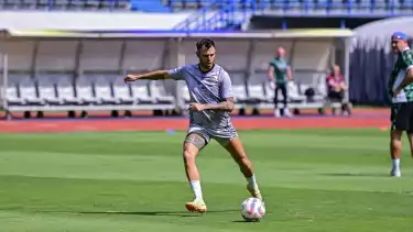 Tyronne del Pino dalam latihan Persib Bandung
