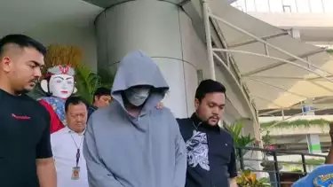 Artis Fachry Albar digiring menuju klinik pemeriksaan kesehatan di Polres Metro Jakarta Barat (Polres Jakbar) terkait kasus penyalahgunaan narkoba, Rabu (23/4/2025).