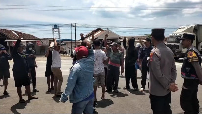 Unjuk Rasa Puluhan Warga di Pati, Protes Pengelolaan Limbah Pabrik Sepatu