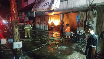 Kebakaran Hebat Timpa Gudang Pecah Belah Toko Santoso di Malang, Tiga Mobil Ikut Terbakar