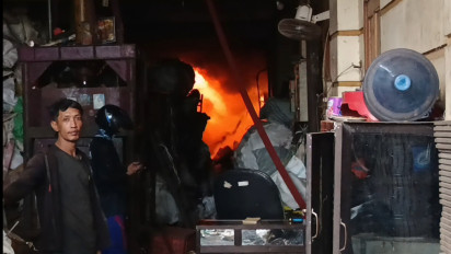 Terdengar Ledakan Beberapa Kali, Gudang Rongsokan di Mojokerto Terbakar