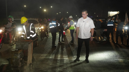 Dikeluhkan Warga Kerap jadi Penyebab Kecelakaan Lalu Lintas, Kenneth Pantau Kondisi Jalan Rusak di Jakarta Barat