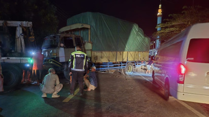 Akibat Sopir Mengantuk, Minibus Tabrak Truk dari Arah Berlawanan hingga Ringsek