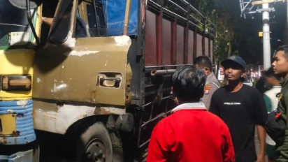 Pengemudi Mabuk, Sedan Mazda Melaju Ugal-ugalan Tabrak Truk di Raya Randegansari Gresik