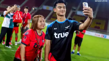 Suporter Thailand bereaksi dengan kehadiran Mertua Pratama Arah di Laga Terakhir Bangkok United