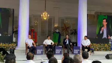 Gubernur DKI Jakarta Pramono Anung (tengah kiri), Co Founder & Chief Championship Officer of Formula E Alberto Longo (tengah kanan), Wakil Ketua Umum IMI Anando Mikola (kiri) dan Direktur Utama Jakpro Iwan Takwin (kanan).