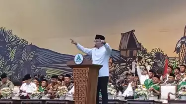Ketua Umum Pengurus Besar Nahdlatul Ulama (PBNU) KH Yahya Cholil Staquf alias Gus Yahya di Peringatan Hari Lahir Ke-91 GP Ansor di Gelanggang Olahraga Satria, Purwokerto, Kabupaten Banyumas, Jawa Tengah, Kamis (24/4/2025)