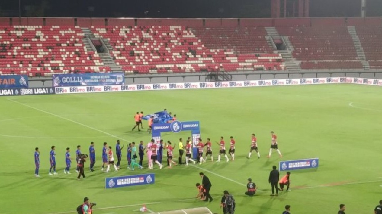 Meski Punya Banyak Peluang Cetak Gol, Arema FC Tetap Kalah 0-1 dari Madura United
            - galeri foto