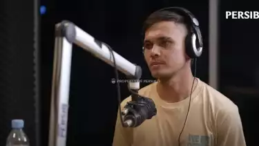 Rezaldi Hehanussa dalam podcast di kanal Youtube Persib