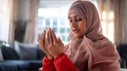 Sering Baca Shalawat tapi Tidak Pernah Shalat, Bagaimana Statusnya dalam Islam? Begini Penjelasan Gus Baha