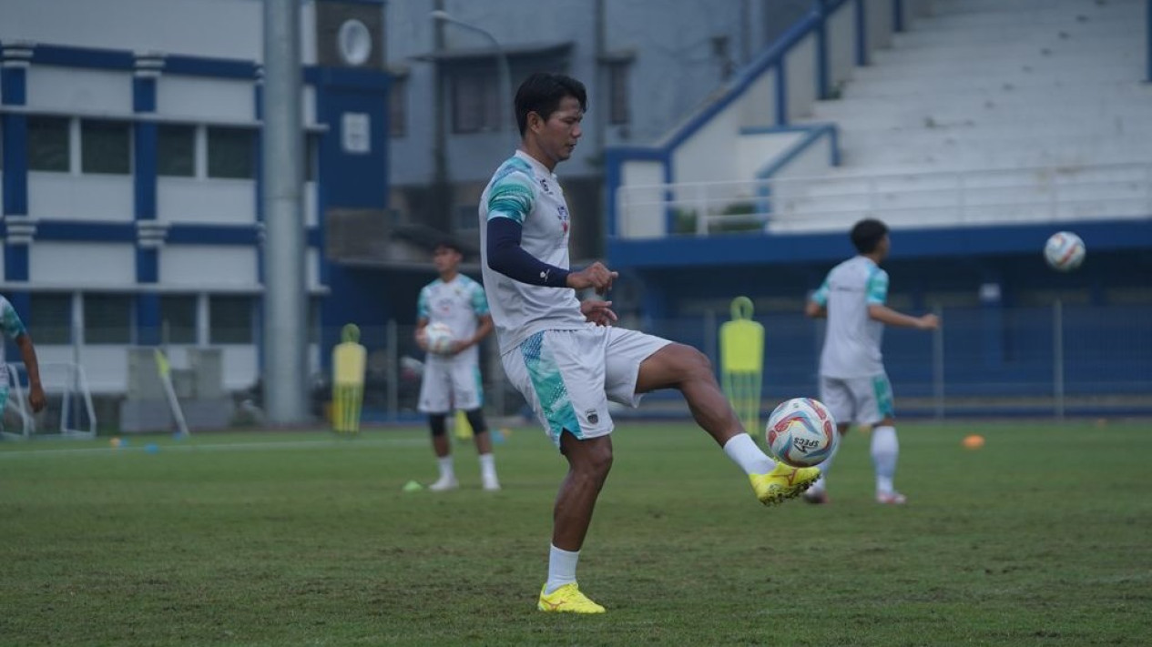 Masih Ingat Achmad Jufriyanto yang Jadi Satu-satunya Pemain Persib dengan 2 Trofi Liga Indonesia? Ternyata Kini Jupe Disiapkan Untuk ...
            - galeri foto