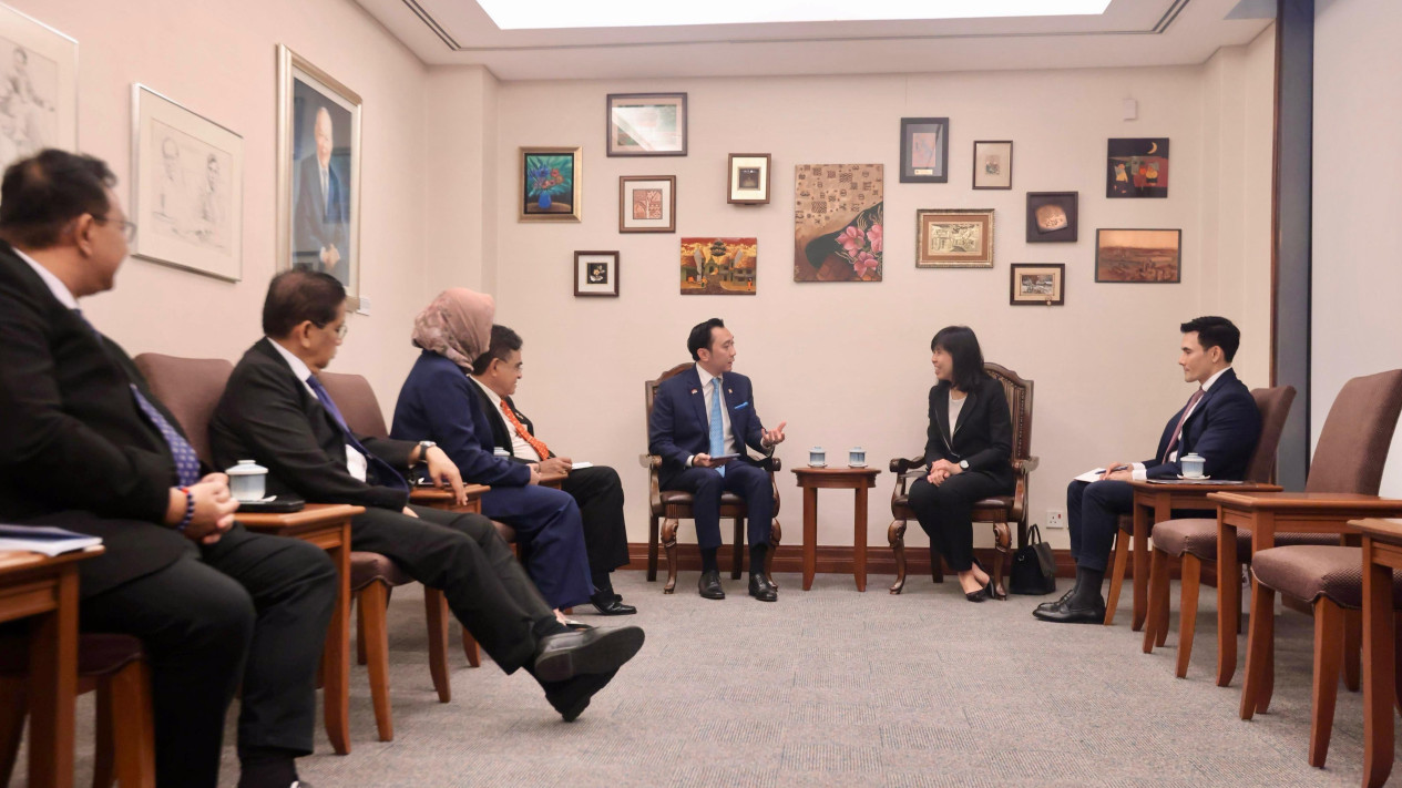 Ibas Dukung Peningkatan Kerja Sama Indonesia Singapura Demi Stabilitas Ekonomi dan ASEAN yang Lebih Efektif
            - galeri foto