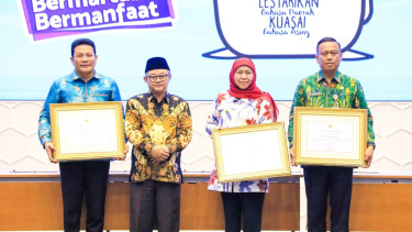 Gubernur Khofifah Terima Penghargaan Menteri Dikdasmen Atas Kinerja Tinggi UKBI 2021-2024