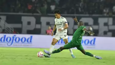 Persib Bandung bersaing dengan Persebaya Surabaya dalam perebutan gelar Liga 1