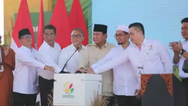 Ustaz Adi Hidayat bersama Presiden Prabowo dan jajaran menteri saat peluncuran Gerina di Kabupaten Banyuasin, Sumatera Selatan, Rabu (23/4/2025)