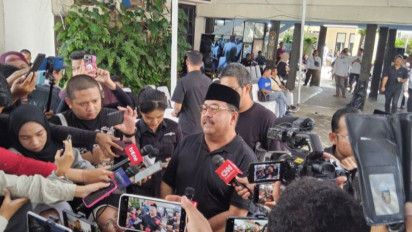 Melayat ke Markas Slank, Rano Karno Sampaikan Bela Sungkawa atas Meninggalnya Bunda Iffet