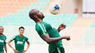 Greg Nwokolo saat latihan bersama Timnas Indonesia
