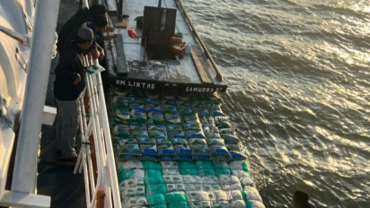 Detik-Detik Bakamla Gagalkan Penyelundupan Belasan Ton Gula dan Beras Asal Malaysia ke Tarakan