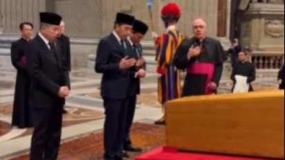 Viral! Jokowi Berdoa di Depan Peti Mati Paus Fransiskus, Ini Pandangan Islam Menurut Ketua PWNU Jatim