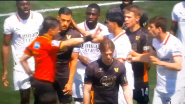 Jailnya Indonesia Banget! Momen Tengil Tijjani Reijnders Jewer Jay Idzes di Liga Italia Viral 