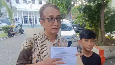 Sebuah video viral perlihatkan seorang pelatih futsal banting siswa SD usai selebrasi kemenangan dalam ajang kompetisi futsal di SMP Labschool Unesa, Surabaya.