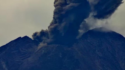 Kembali Erupsi, Gunung Semeru Semburkan Abu Vulkanik 900 Meter Mengarah ke Barat