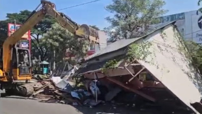 22 Bangunan Liar Tak Berijin di Sidoarjo Dibongkar Paksa