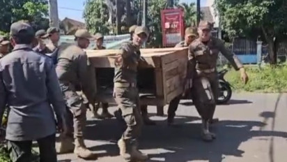 Puluhan Bangunan di Atas Saluran Air Sidoarjo Ditertibkan, Beberapa Warga Menolak