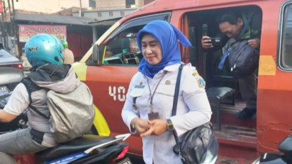 Hari Pertama ASN di Jakarta Wajib Pakai Transportasi Umum Setiap Rabu, Plt Wali Kota Jaktim Naik Angkot Sambung Transjakarta dari Rumah ke Tempat Kerja