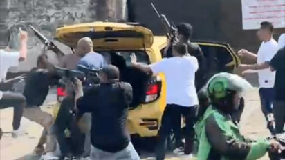 Viral Video 53 Detik Terlihat Dua Kelompok Bentrok Sambil Bawa Senjata Api Laras Panjang di Kemang Jaksel