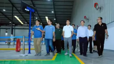 Manajemen PT VKTR Teknologi Mobilitas Tbk (VKTR) saatbsite visit di fasilitas assembly PT VKTR Sakti Industries (VKTS) di Magelang, Jawa Tengah.